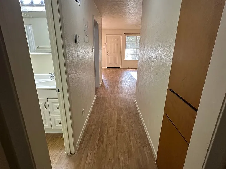 1115 N Austin St — Photo 33