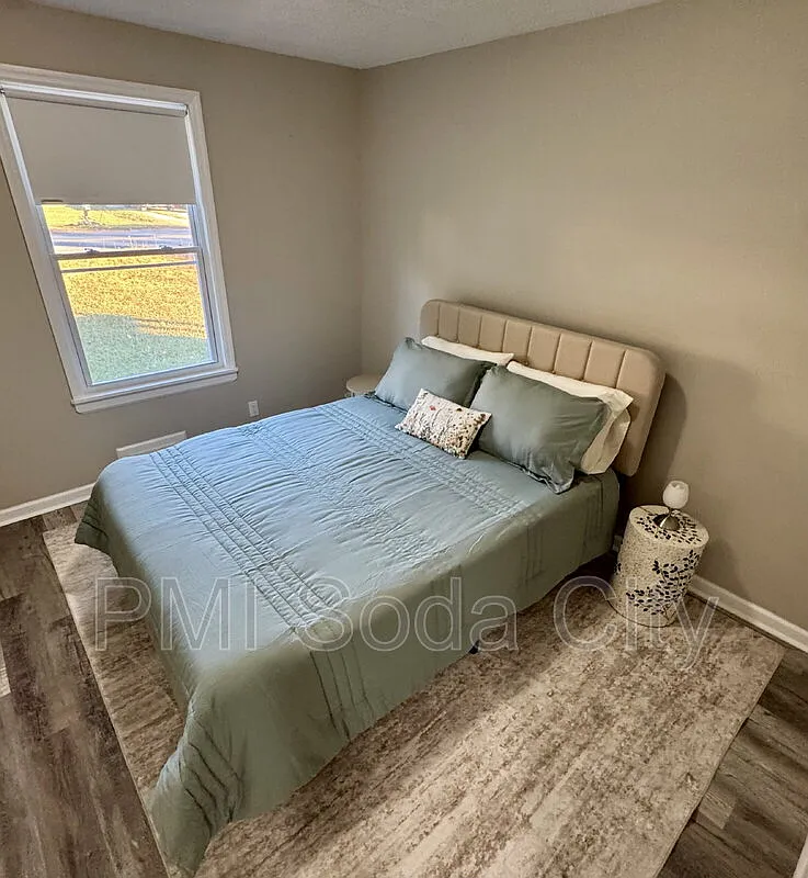 3 bed, 1.0 bath, 1193 sqft, $2,600 — Photo 4
