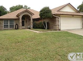 701 Timberoaks Dr, Azle, TX 76020