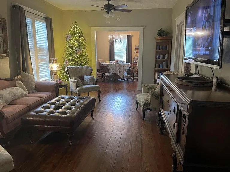 Same living room with different decor for the holidays