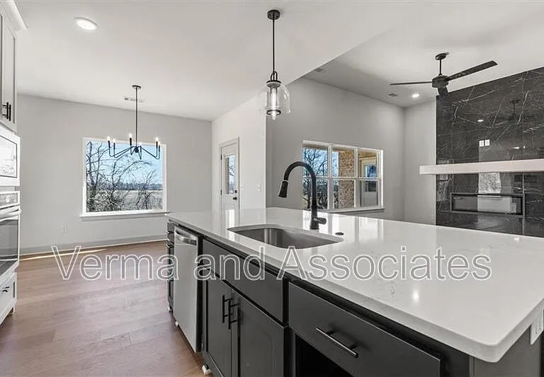 1050 Whistler St — Photo 14