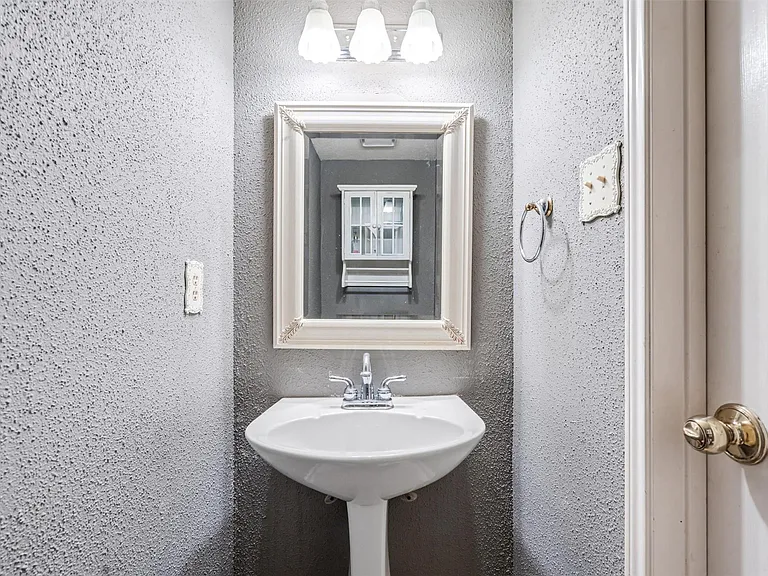 2630 Lakeway Dr — Photo 12