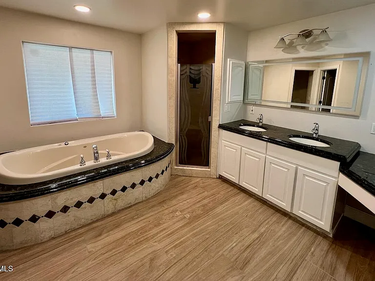 219 W Harmont Dr — Photo 5
