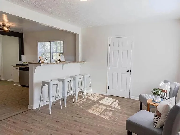 1362 Smith St — Photo 3