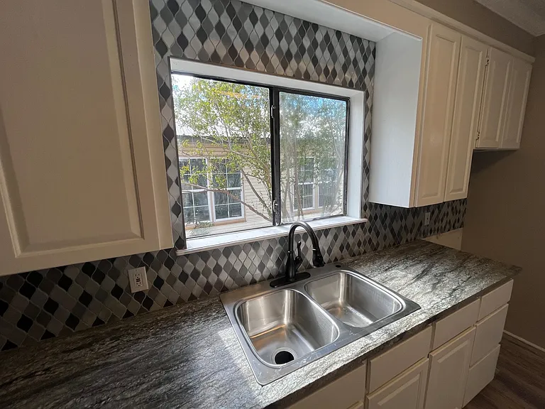1010 Avenue K — Photo 10