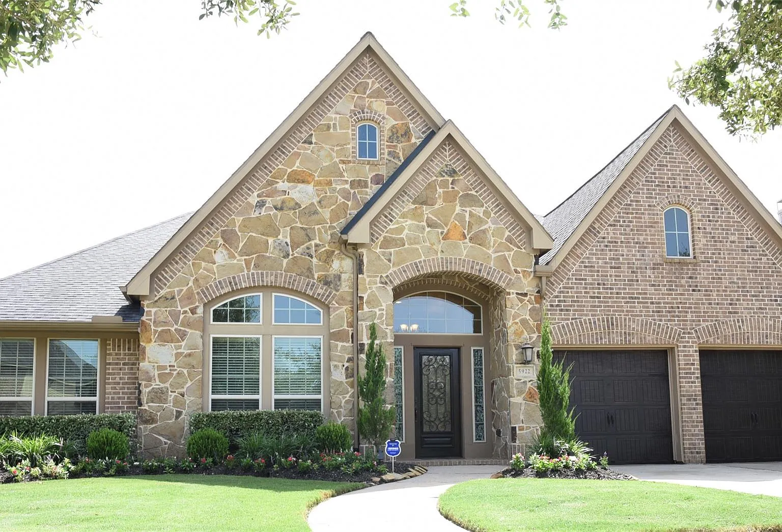 4 bed, 3.0 bath, 3564 sqft, $3,000 — Photo 2