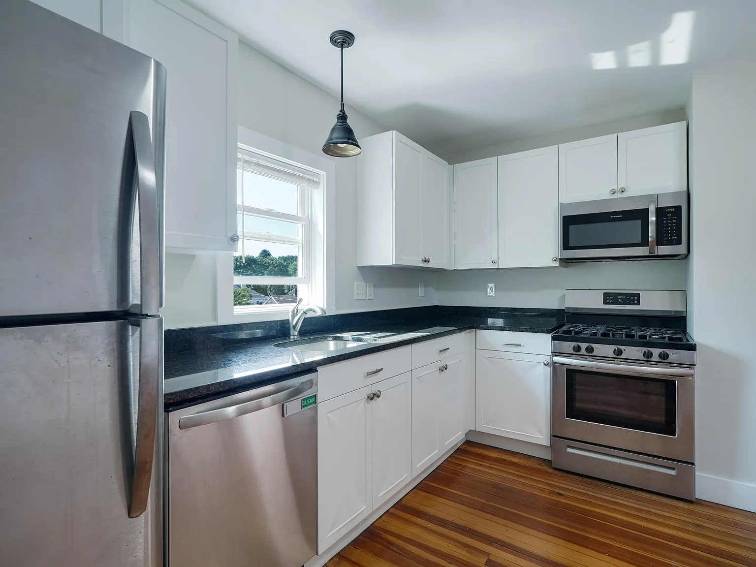 3 bed, 1.0 bath, 1326 sqft, $2,300 — Photo 2