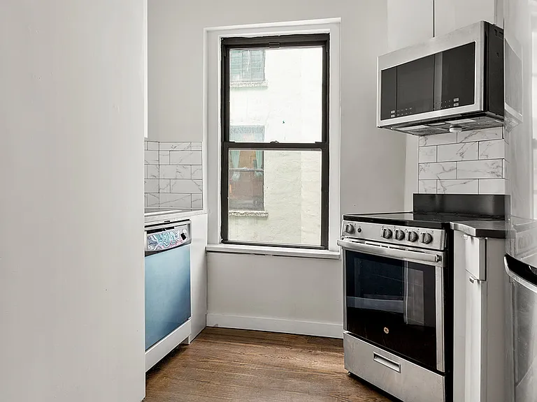 332 E 4th St #21 — Photo 2