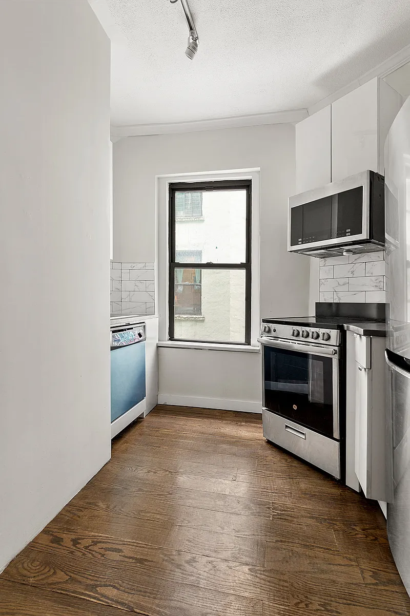 Building Photo - 332 E 4th St #21
