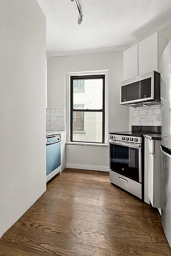 332 E 4th St #20 Photo 1