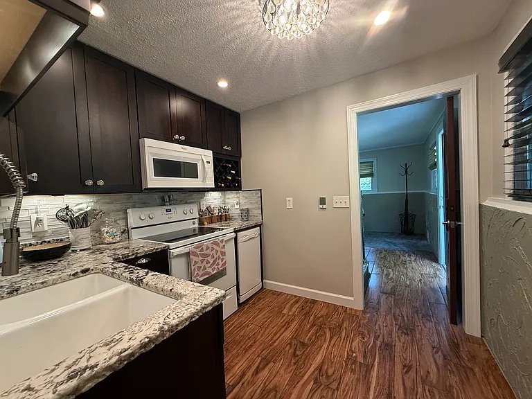 200 Pine Dr — Photo 13