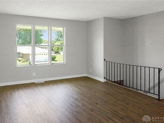3rd image of 622 Willow Springs Dr
