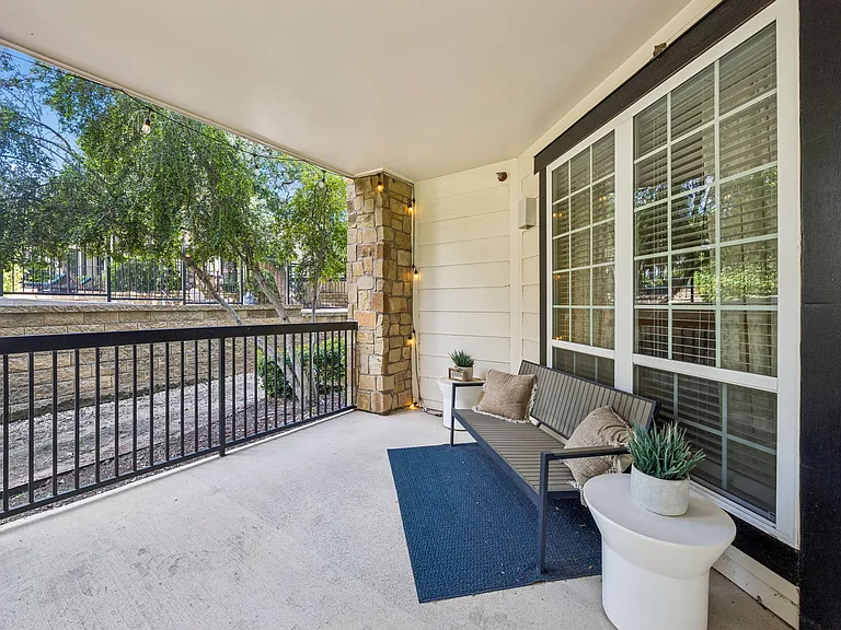 Thirty Oaks — Photo 12