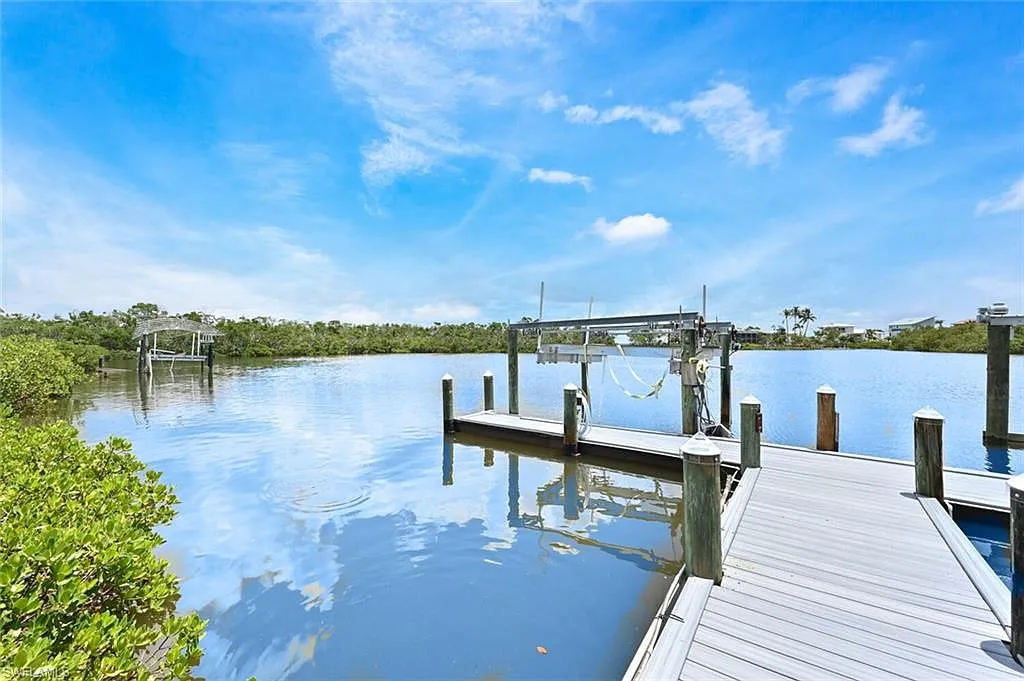 2 bed, 2.0 bath, 1585 sqft, $5,650 — Photo 4