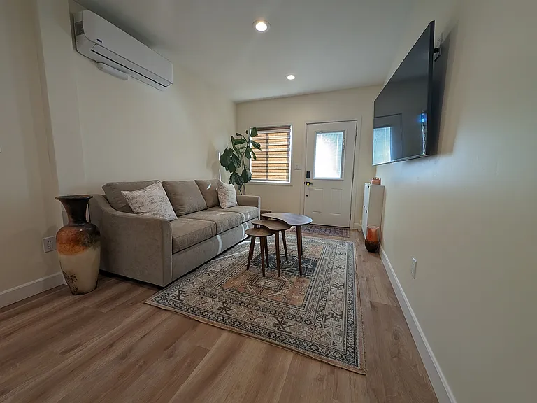 5692 Linfield Ave — Photo 3