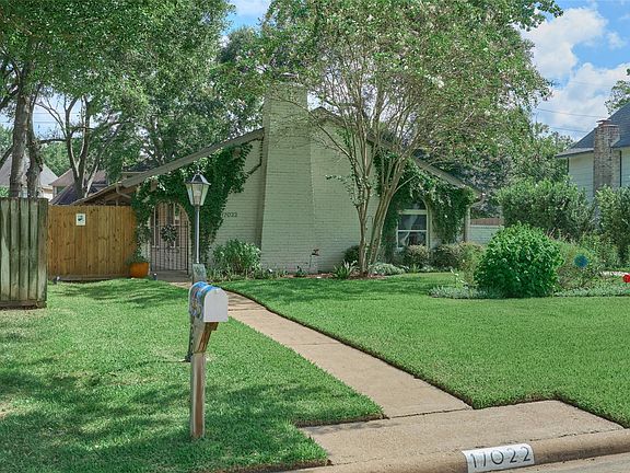 2nd image of 17022 Hill View Ln