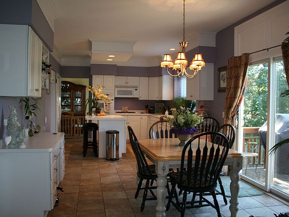 4th image of 1130 Williamsburg Cir