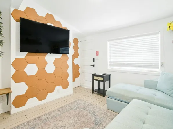 714 Grove St N APT 4, Saint Petersburg, FL 33701