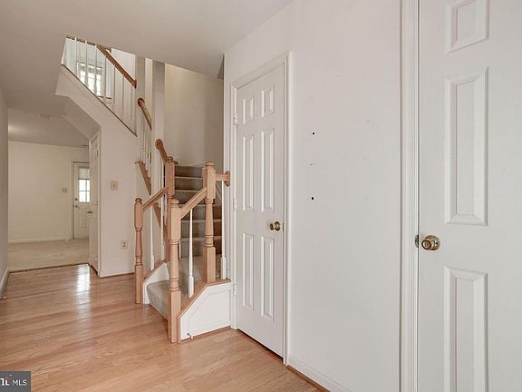 Foyer 2504 Clover Field