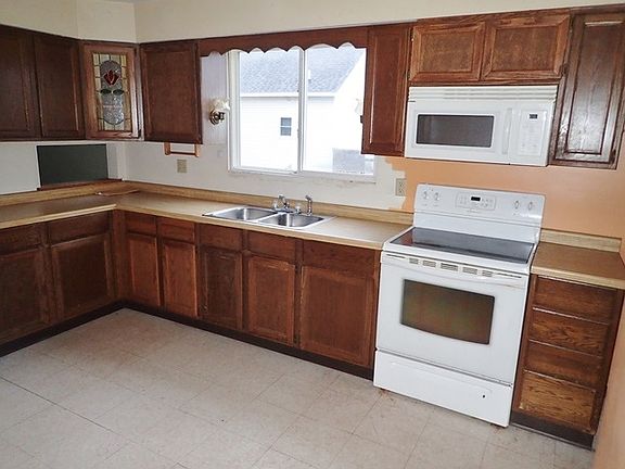 3rd image of 621 Huron St