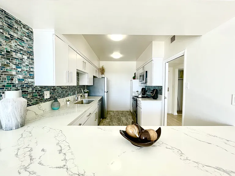 Occidental Towers Apartments — Photo 128