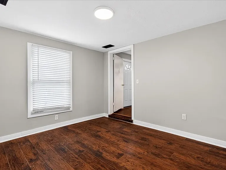 413 E Ormsby Ave — Photo 4
