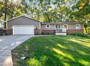 2822 Macomb St, Pinckney, MI 48169