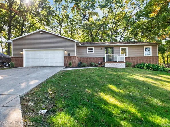 2822 Macomb St, Pinckney, MI 48169