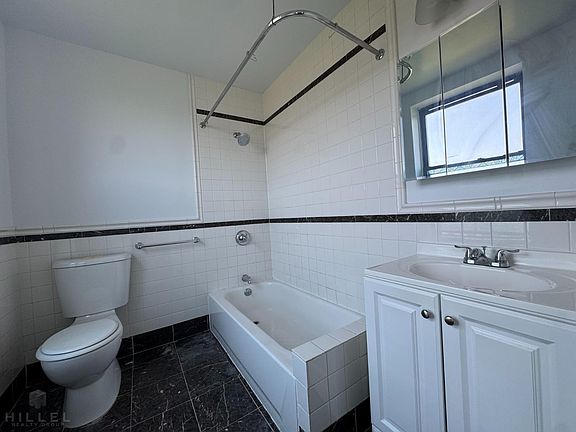 5th image of 11880 Metropolitan Ave APT 6FF