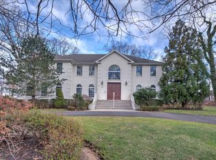 24 Old Farm Rd, Oakhurst, NJ 07755