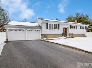 10 Elizabeth Ct, Edison, NJ 08817