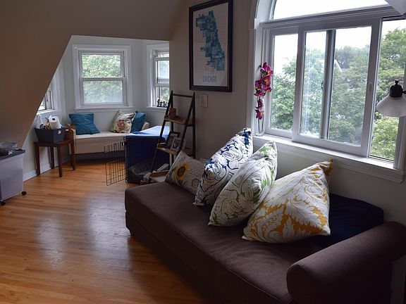 2nd image of 1847 W Melrose St #3