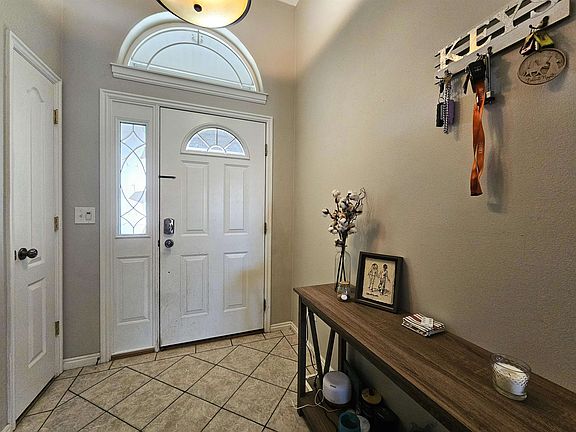 4th image of 934 Margaret St