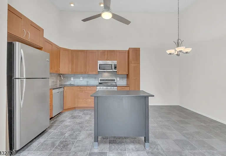 93 Caitlin Ct — Photo 6