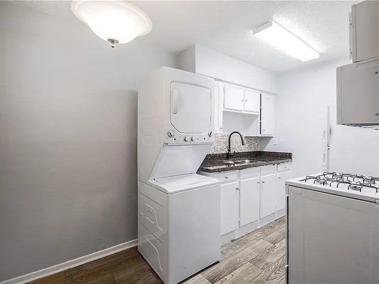 2401 Manor Rd #102 — Photo 8