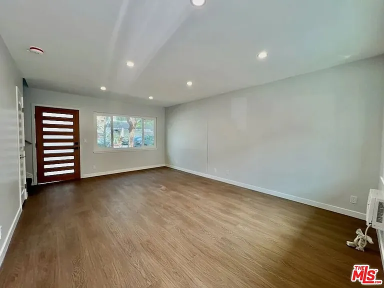 903 S Barrington Ave — Photo 11