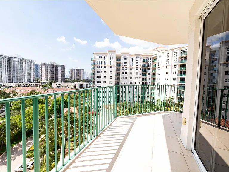 20000 Country Club Dr #1001 — Photo 4