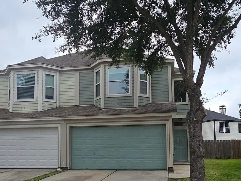 706 Woodport Ln — Photo 1