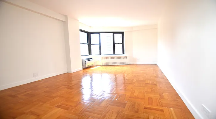Rented by Manhattan Realty Group | media 2