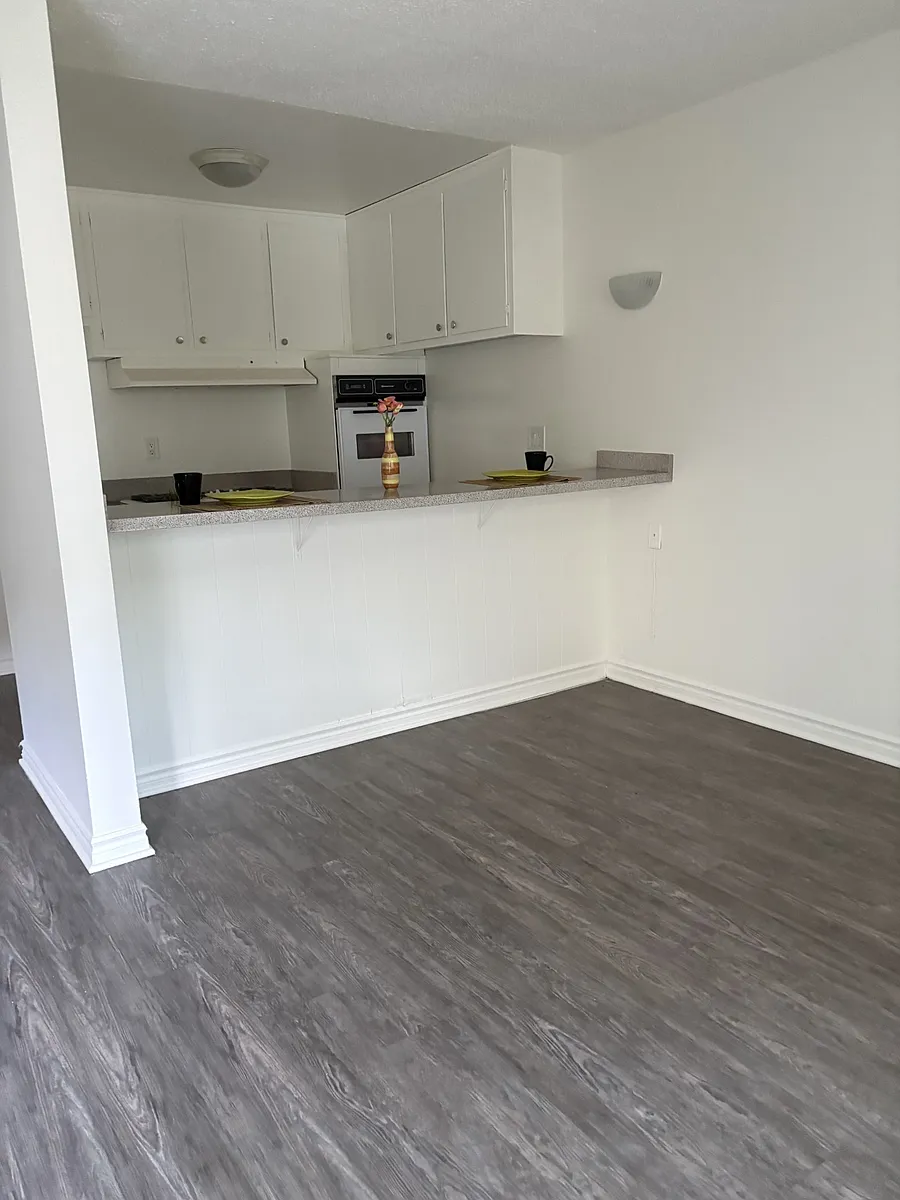 Touchwood 1bdrm kitchen/living room - Touchwood Del Mar