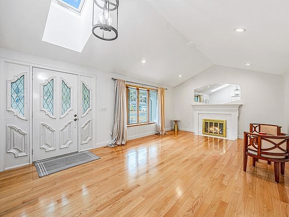 4th image of 87 Morgan St