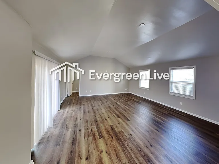 3260 Russell St — Photo 5