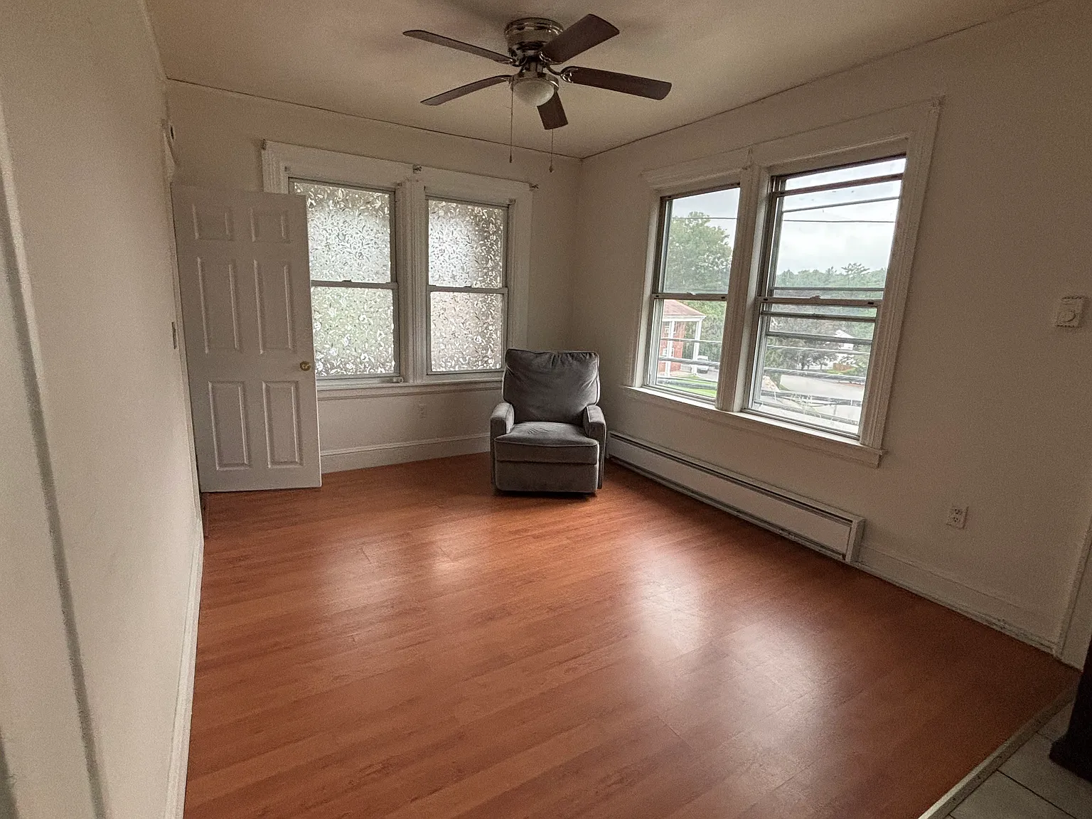 3 bed, 900 sqft, $1,800 — Photo 1