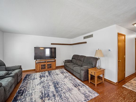 3rd image of 304 W 18th Pl