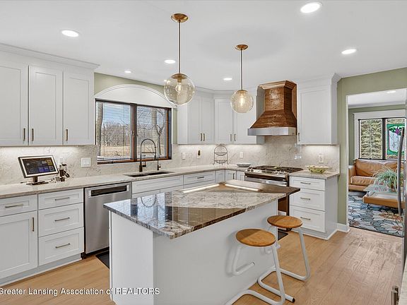 4th image of 1075 N Edgar Rd