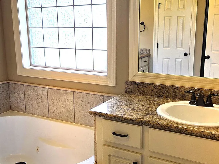 102 Oak Meadow Ct — Photo 13