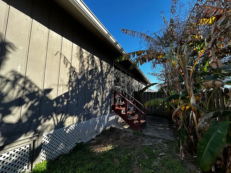1007 W 11th Ct — Photo 17