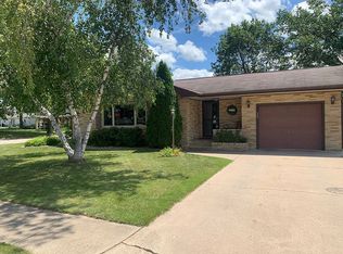 525 9th Ave SE, Dyersville, IA 52040
