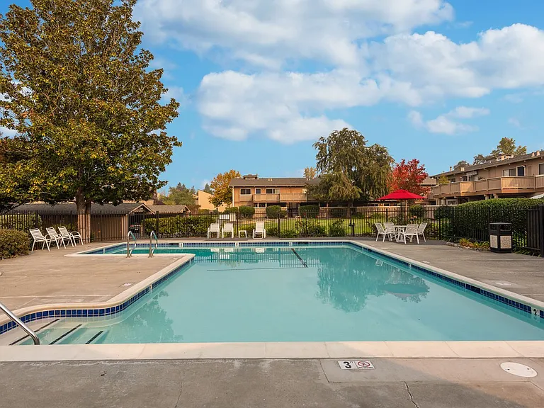Country Club Apartments — Photo 19