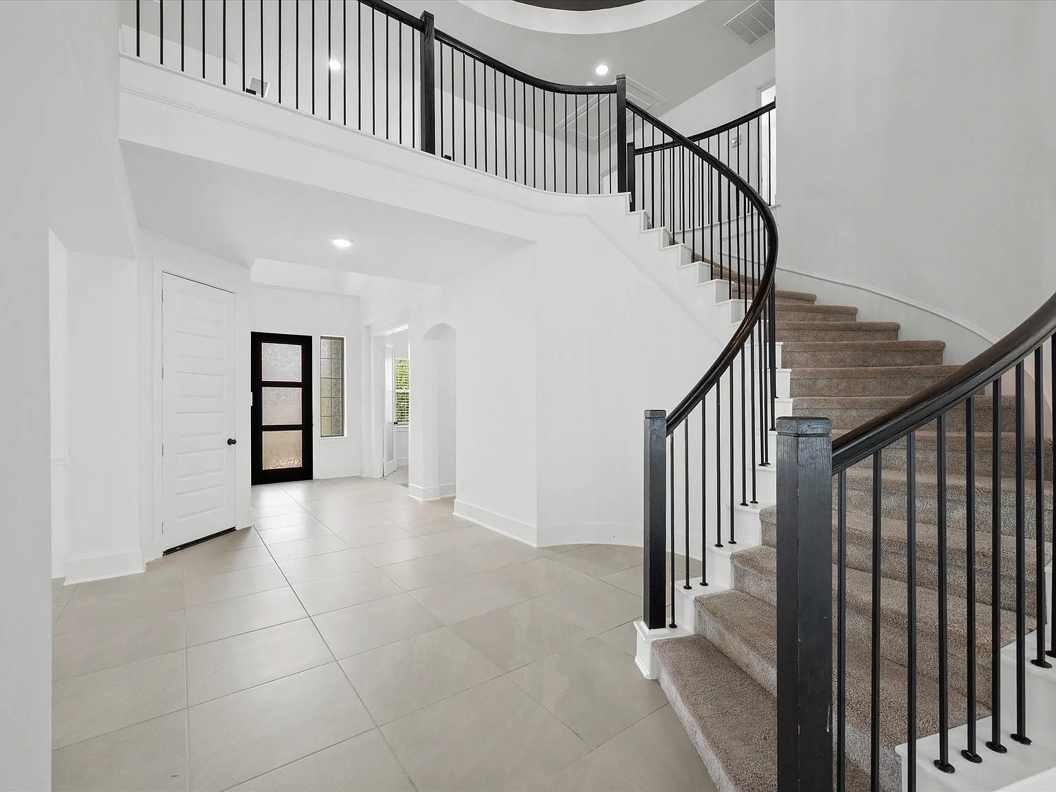5 bed, 4.5 bath, 3935 sqft, $4,500 — Photo 4